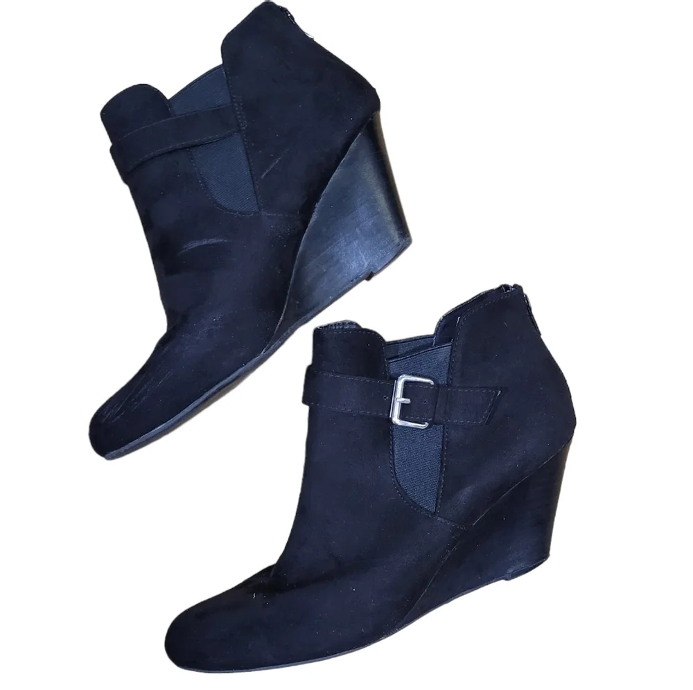 Report sz 9.5 Black Faux Suede Gussie Wedge Ankle Boot